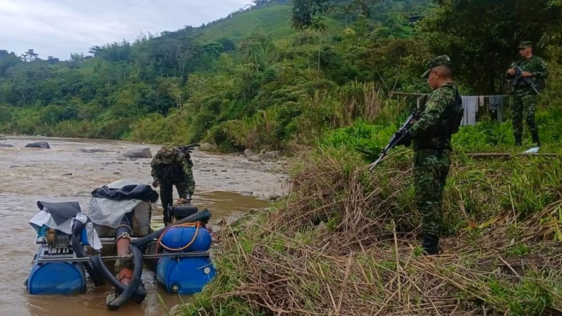 ¡Ni las dragas se salvaron! Destruyen motores y maquinaria pesada de minería ilegal en Alejandría