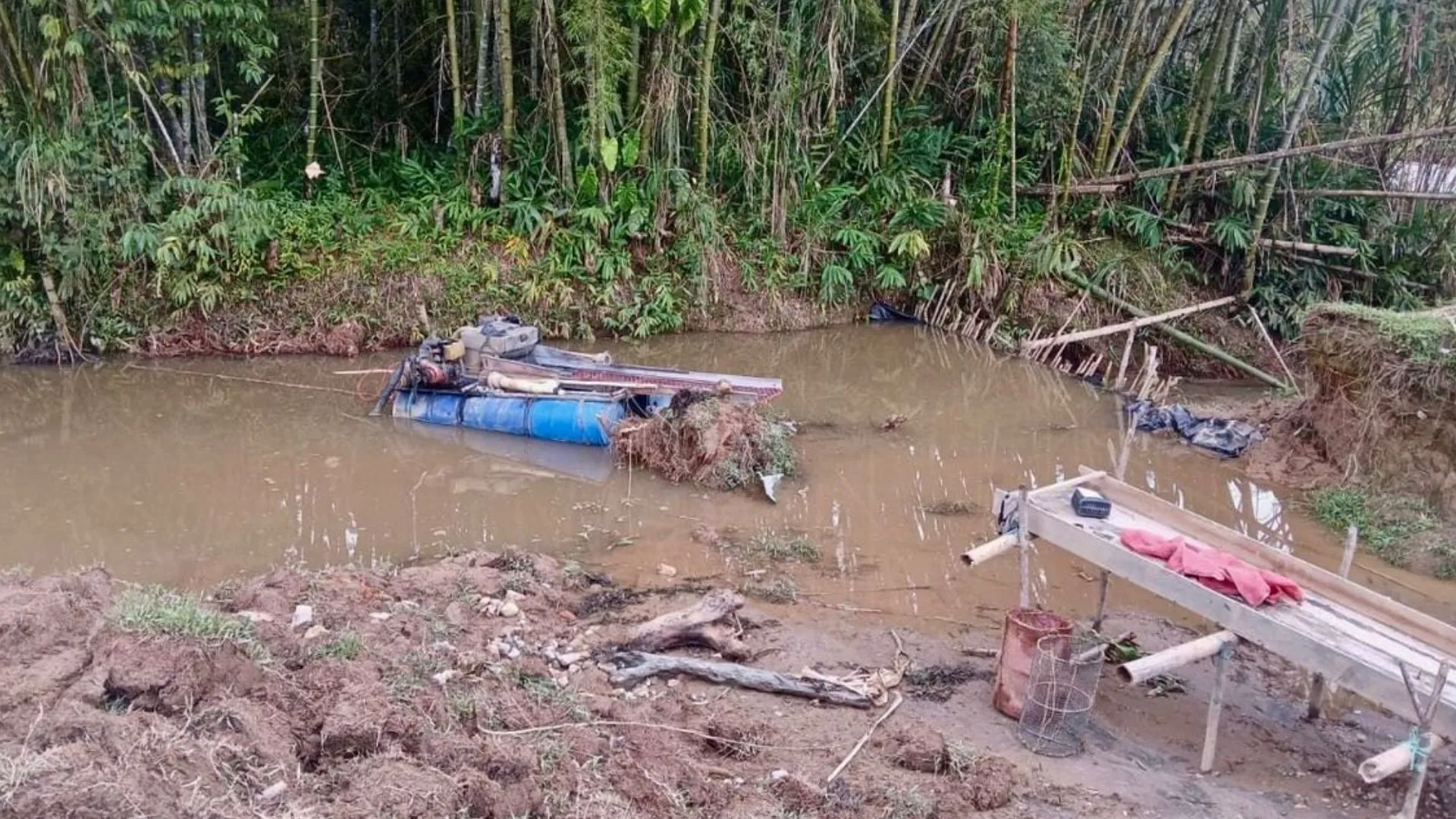 ¡Ni las dragas se salvaron! Destruyen motores y maquinaria pesada de minería ilegal en Alejandría