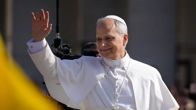 ¡El papa León XIV sorprende tras su cirugía! Ya camina y participó en una misa desde el hospital