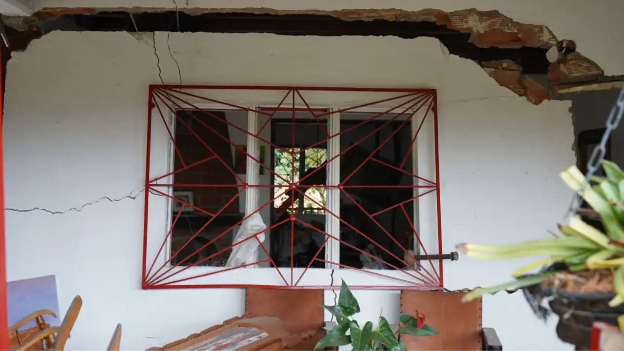 ¡Atrapada entre los escombros! Rescatan a adulta mayor tras explosión en una vivienda de Rionegro