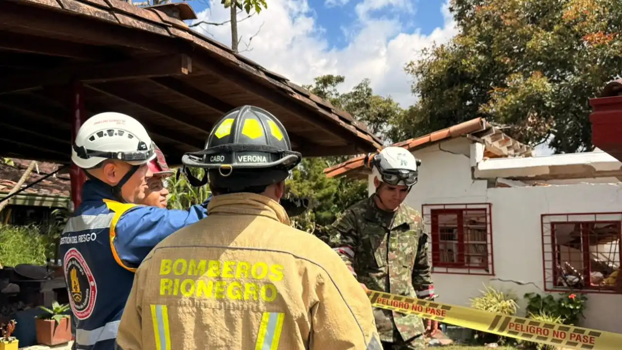 ¡Atrapada entre los escombros! Rescatan a adulta mayor tras explosión en una vivienda de Rionegro