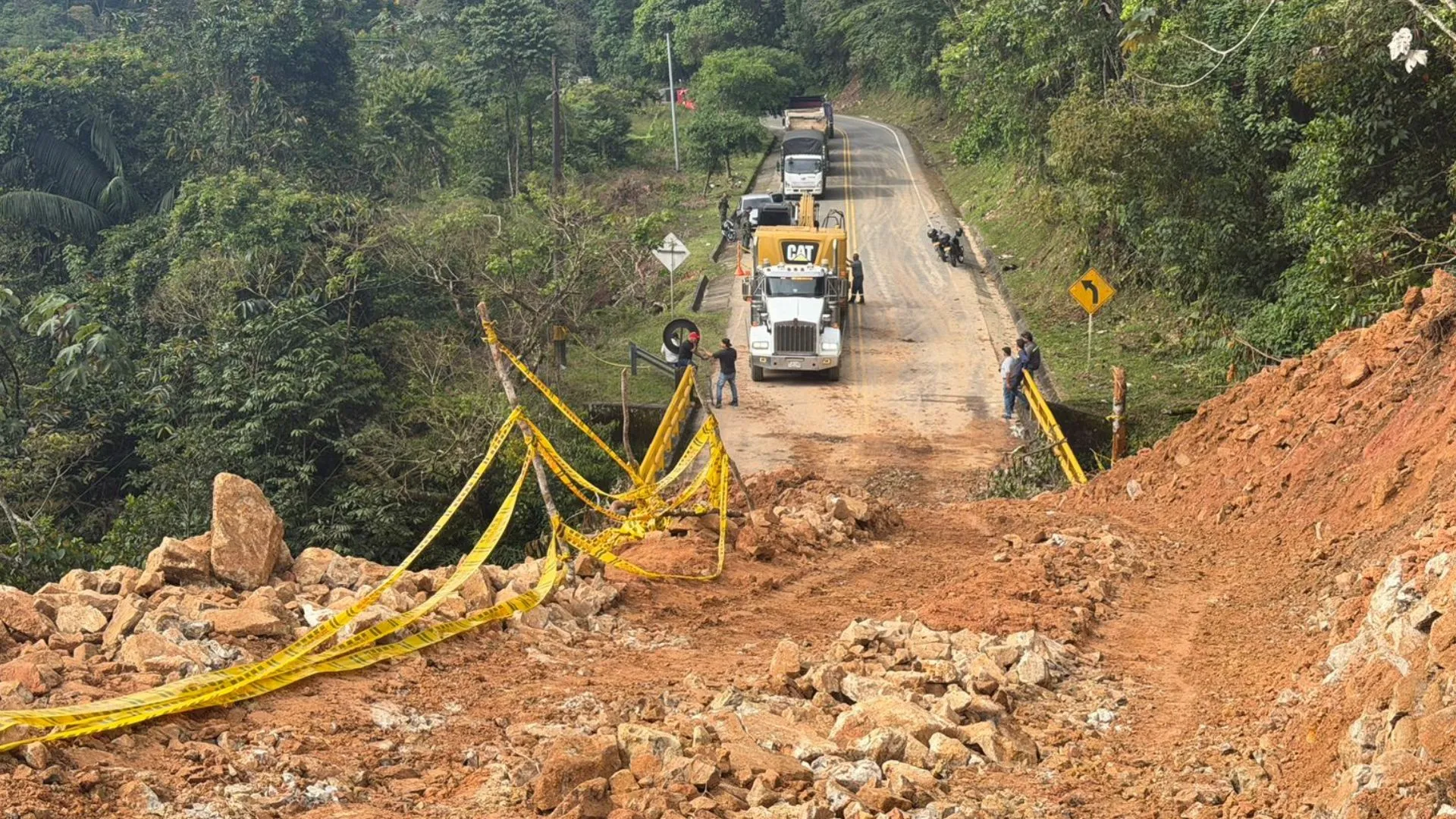 ¡Ármese de paciencia! Trabajos de despeje en San Luis alcanzan el 20% y la vía continúa cerrada