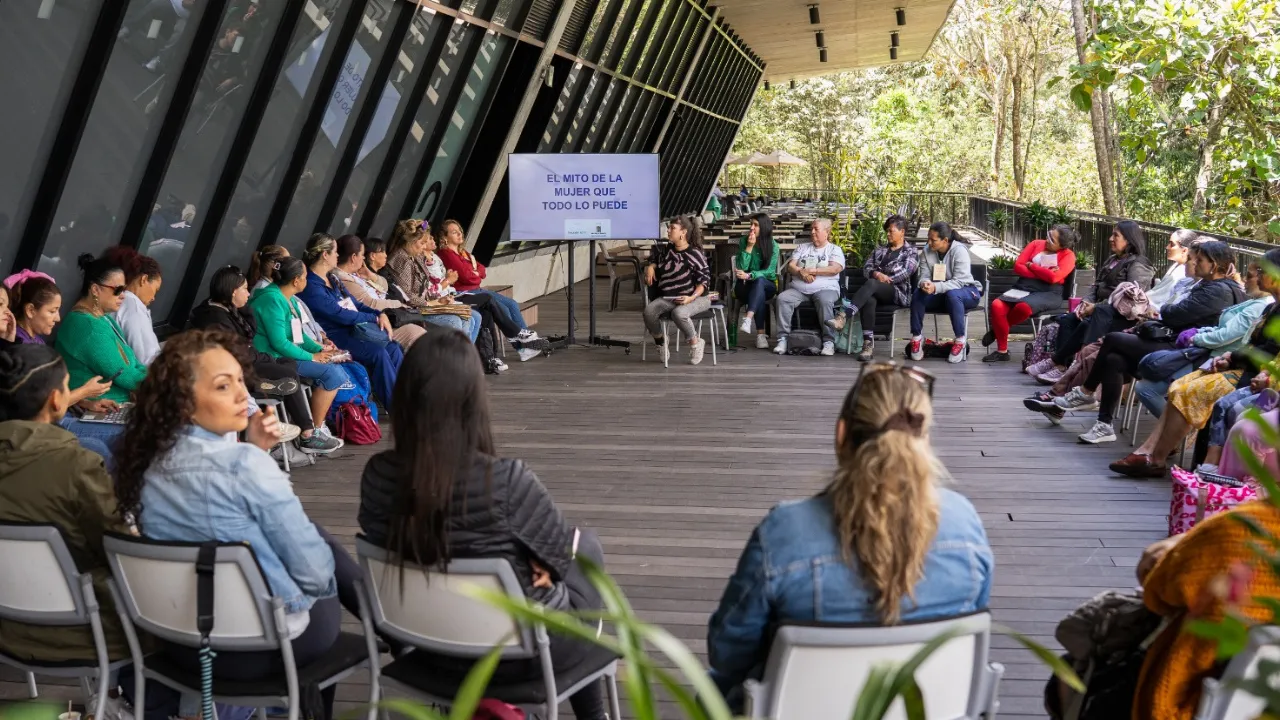 Lanzan convocatoria para premiar el talento y el liderazgo de las mujeres en los barrios de Medellín