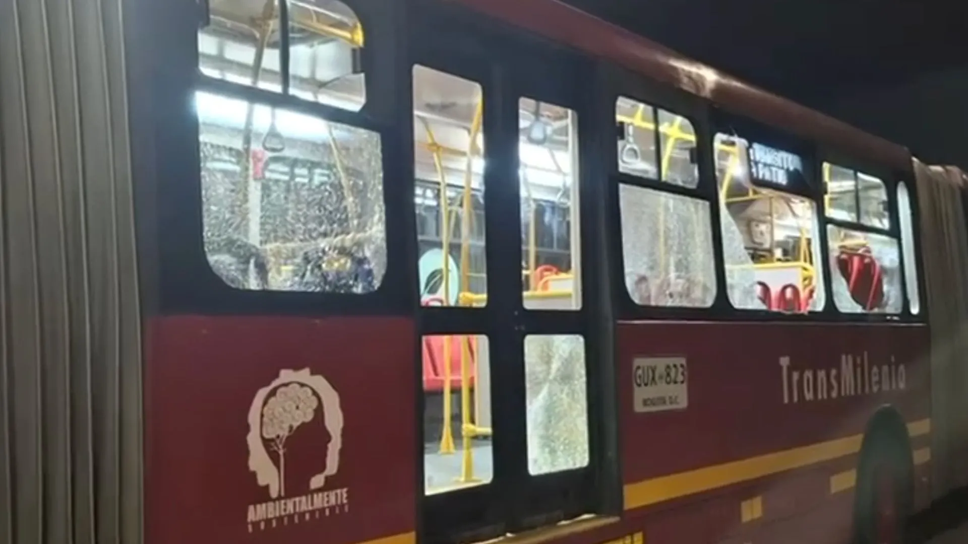 ¡Se enojó porque no le dieron monedas! Capturado tras romper siete vidrios de un articulado de TransMilenio