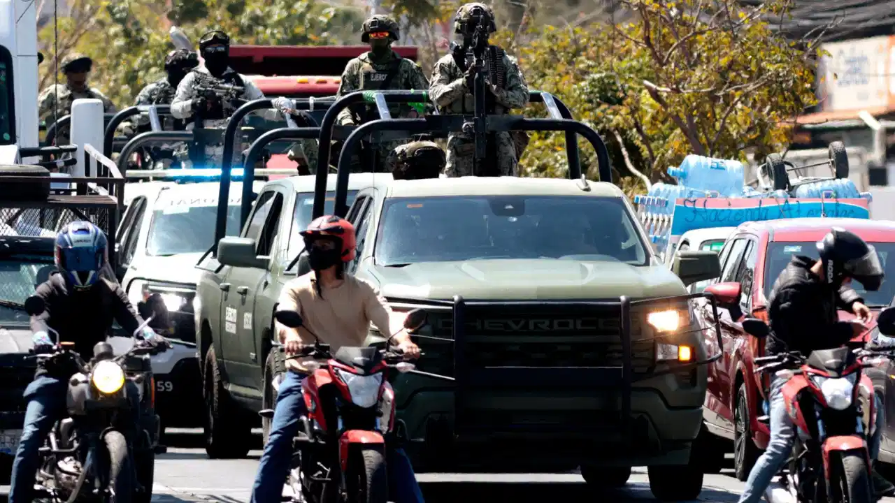 Entre grúas, flores anónimas y vehículos artillados: así fue el entierro blindado de alias 'El Mencho'