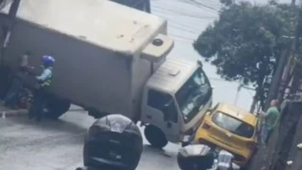 Camión quedó a punto de volcarse tras estrellar un taxi y un poste en Santa Cruz 