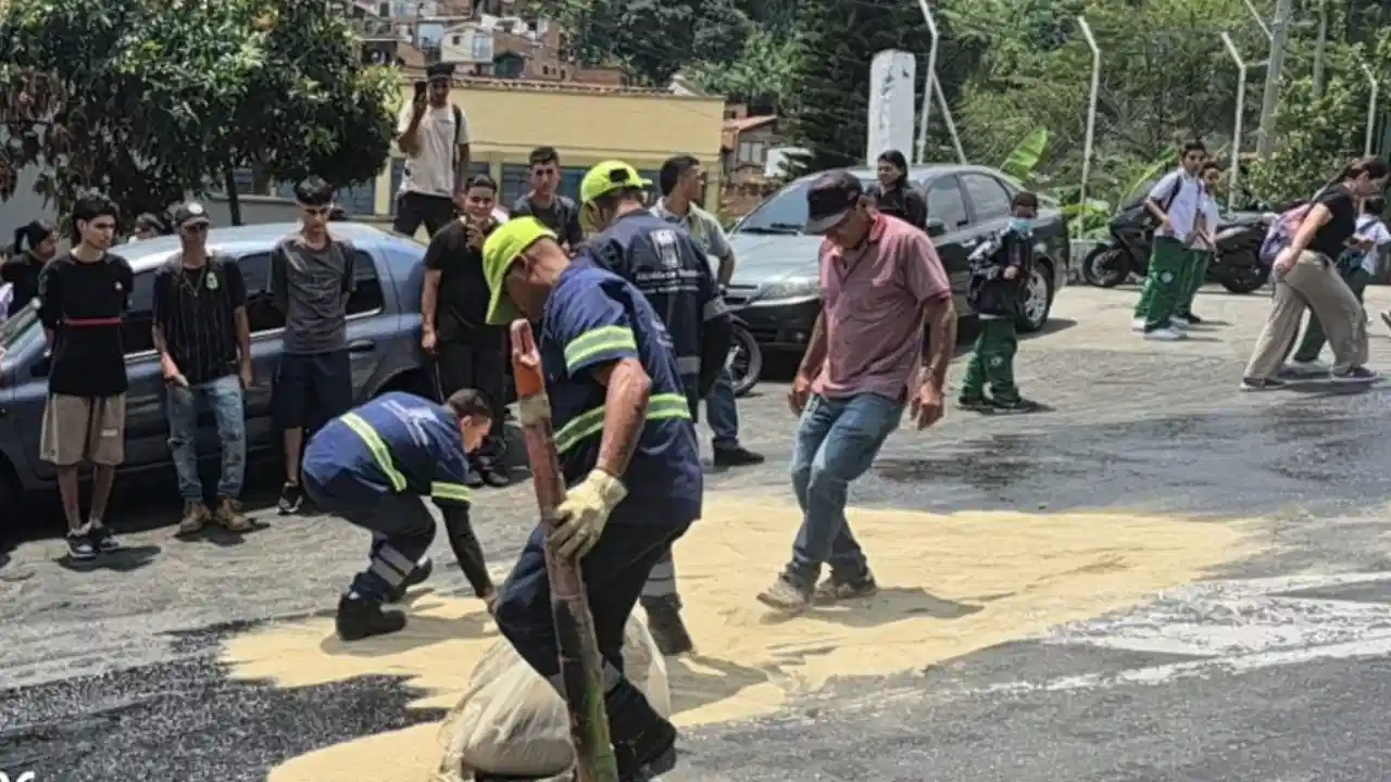 Aceite en la vía en el sector El Corazón, San Javier: cinco cuadras afectadas y riesgo de accidentes