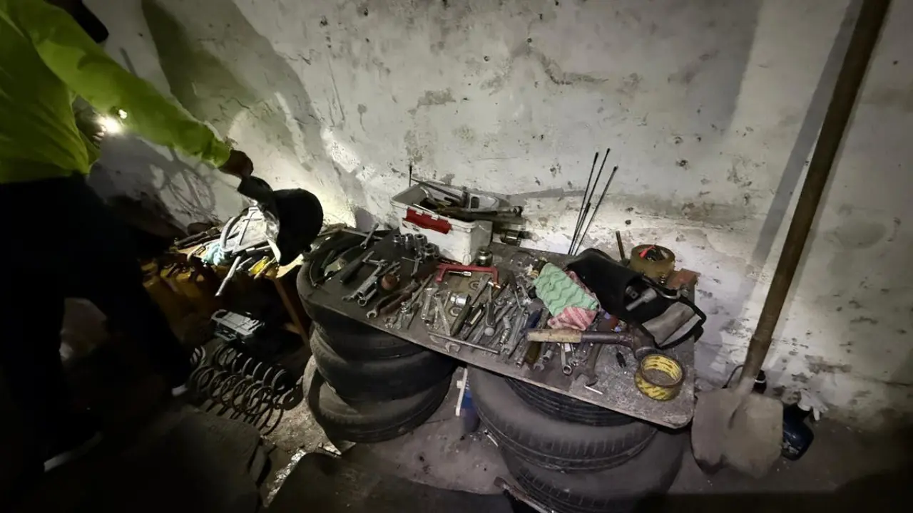 Cayó ‘deshuesadero’ en pleno centro de Medellín: desarmaban carros robados bajo fachada de parqueadero