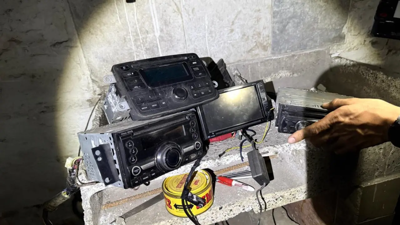 Cayó ‘deshuesadero’ en pleno centro de Medellín: desarmaban carros robados bajo fachada de parqueadero