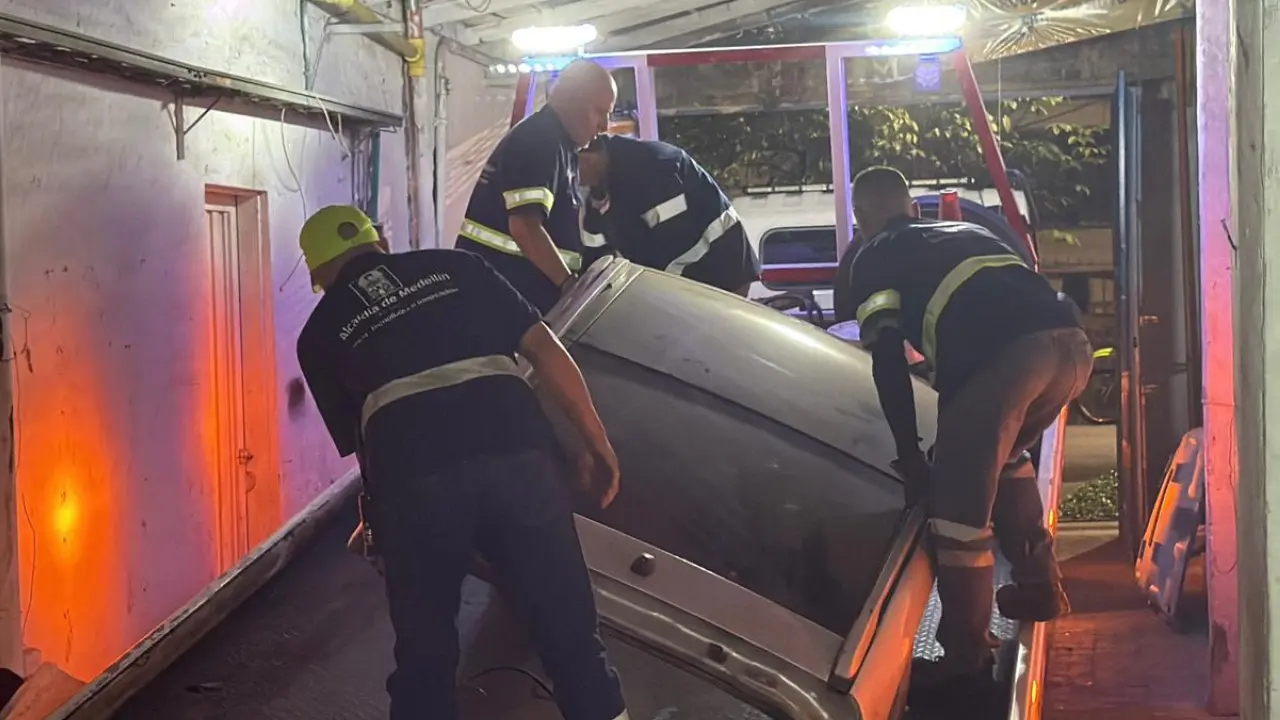 Cayó ‘deshuesadero’ en pleno centro de Medellín: desarmaban carros robados bajo fachada de parqueadero