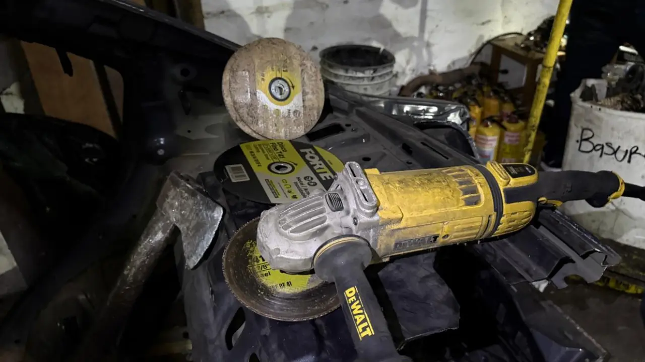 Cayó ‘deshuesadero’ en pleno centro de Medellín: desarmaban carros robados bajo fachada de parqueadero