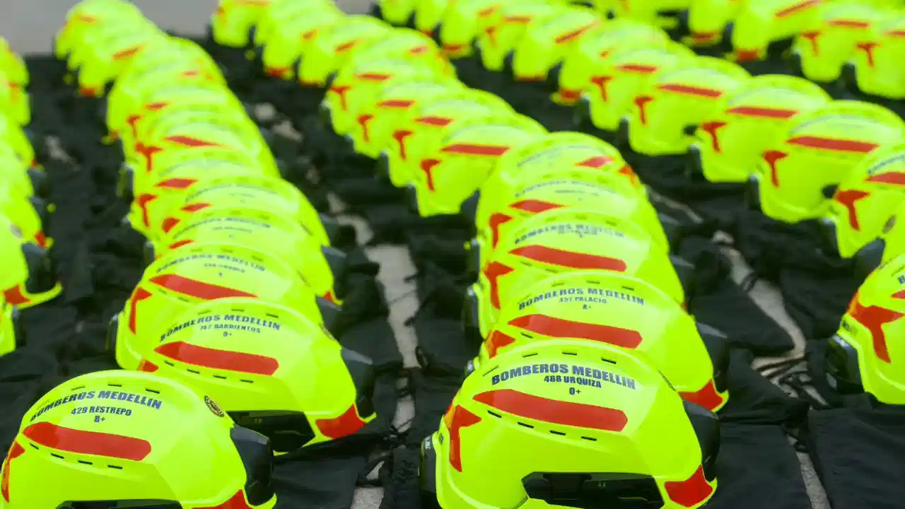 Entregan nueva dotación de equipos a los Bomberos de Medellín