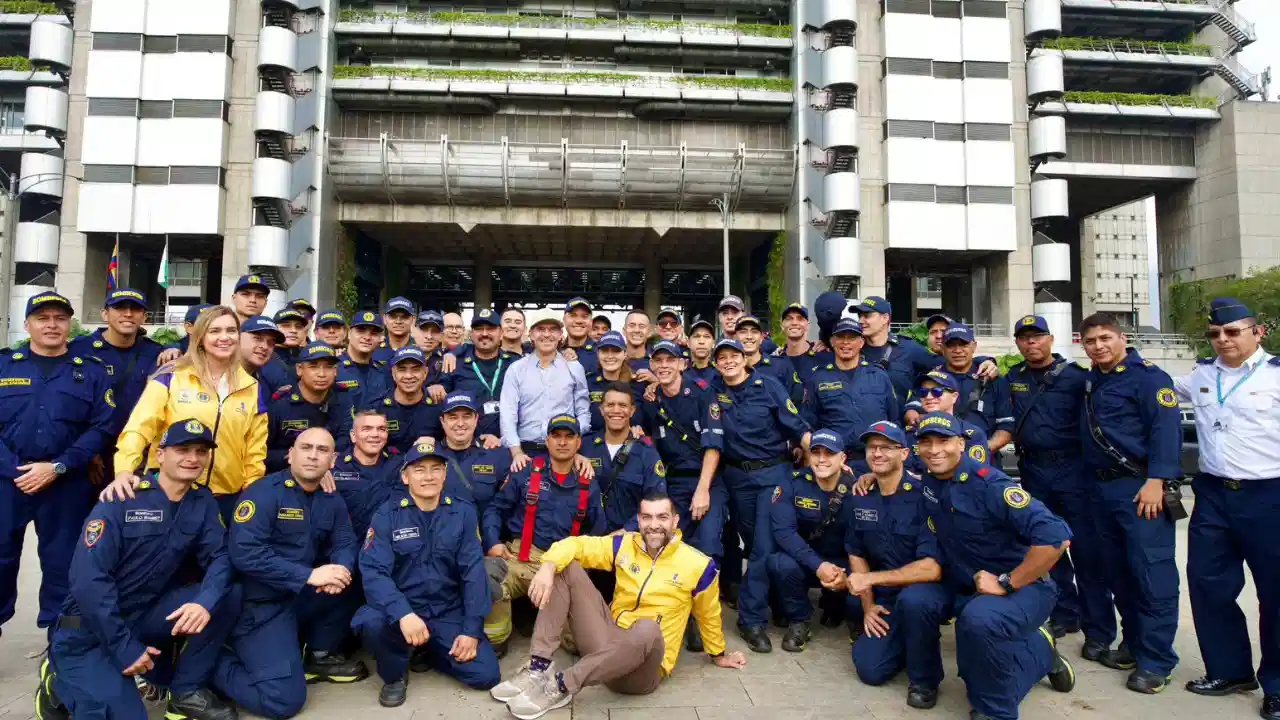 Entregan nueva dotación de equipos a los Bomberos de Medellín