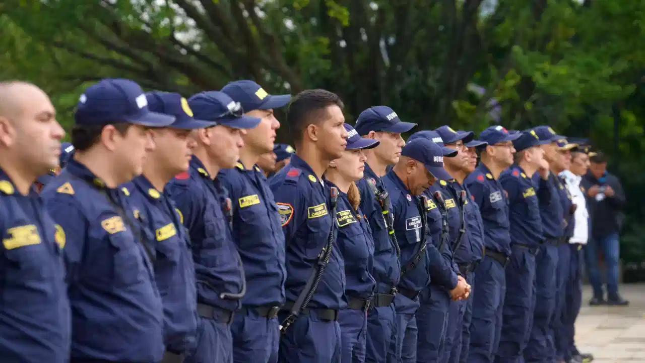 Entregan nueva dotación de equipos a los Bomberos de Medellín