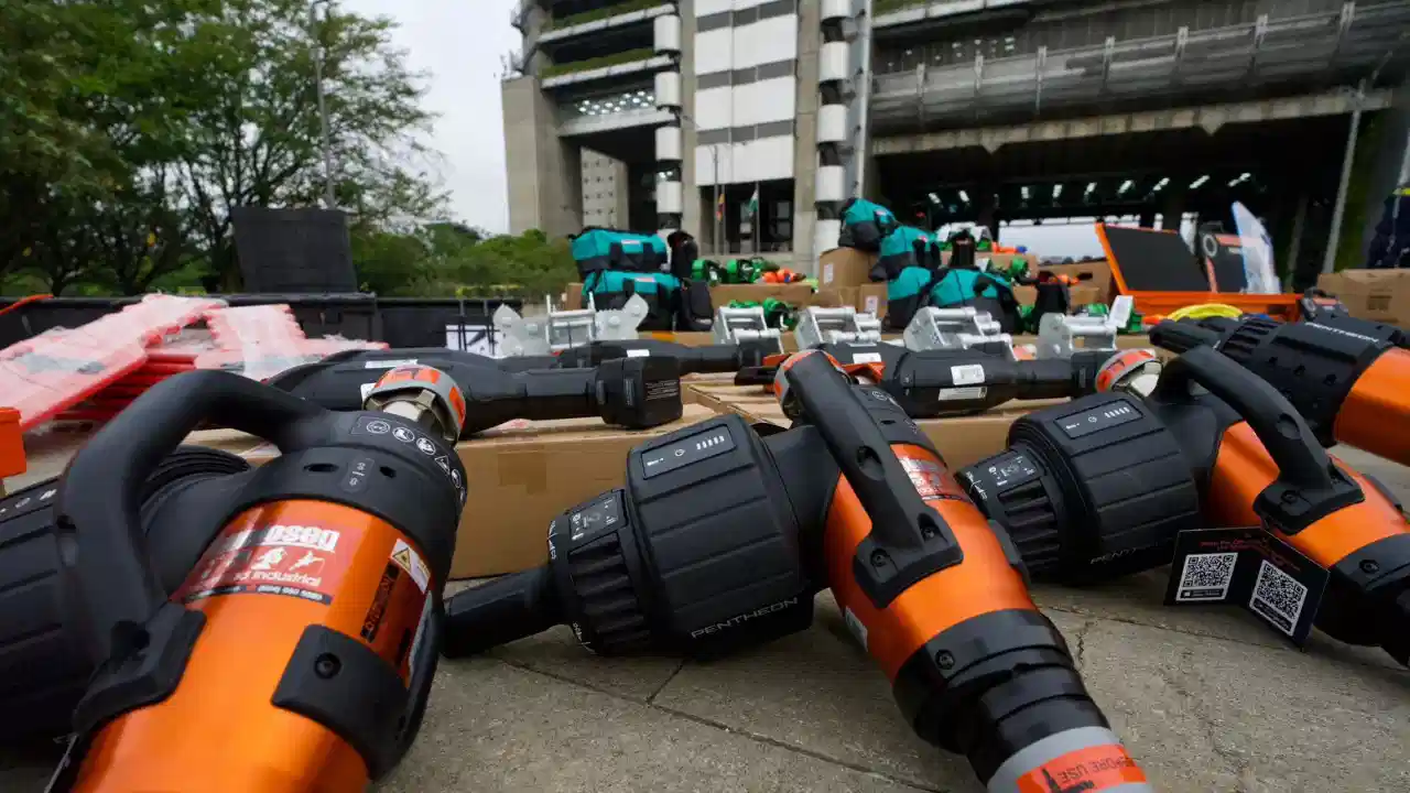 Entregan nueva dotación de equipos a los Bomberos de Medellín