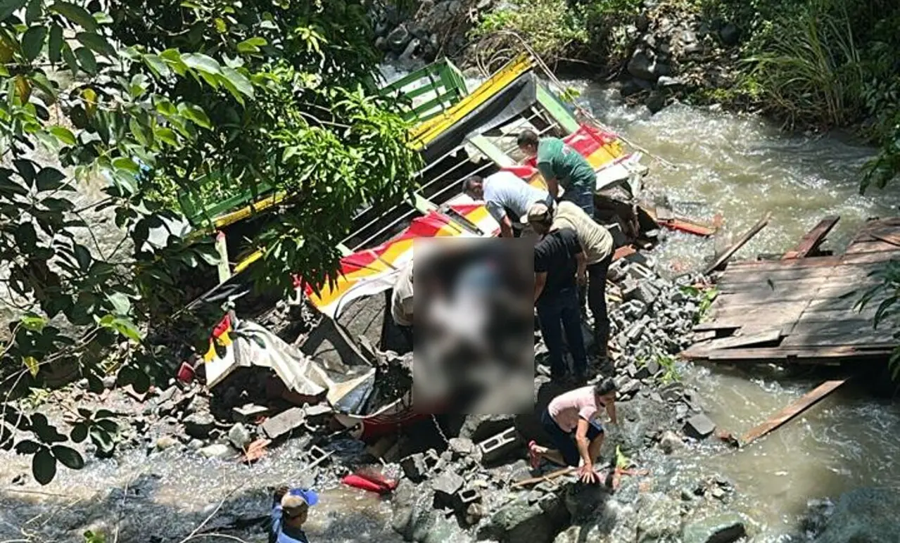 El conductor del bus escalera murió en el lugar del accidente