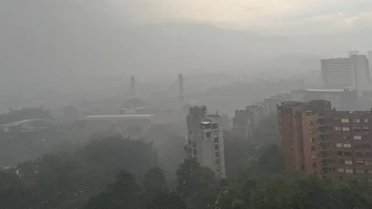 En menos de una hora se registraron 51 descargas eléctricas y continúan las fuertes lluvias en el Valle de Aburrá