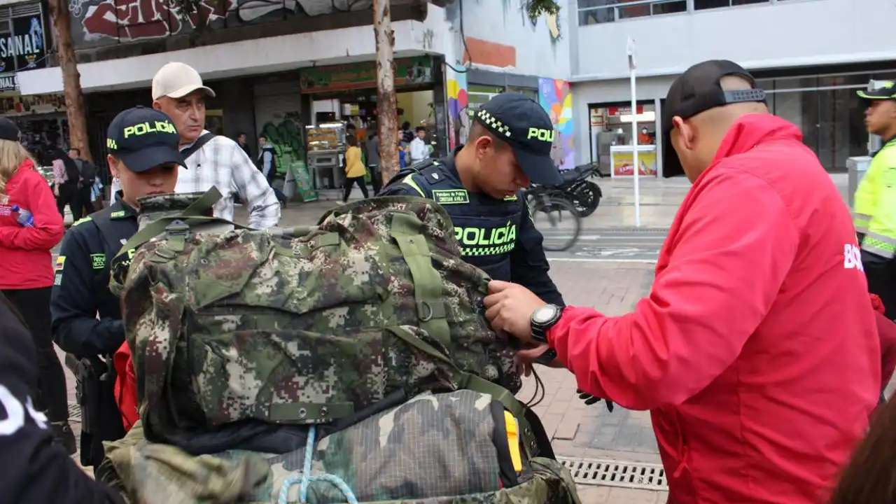 Desmontan venta ilegal de instrumentos quirúrgicos usados y prendas militares en las calles de Bogotá