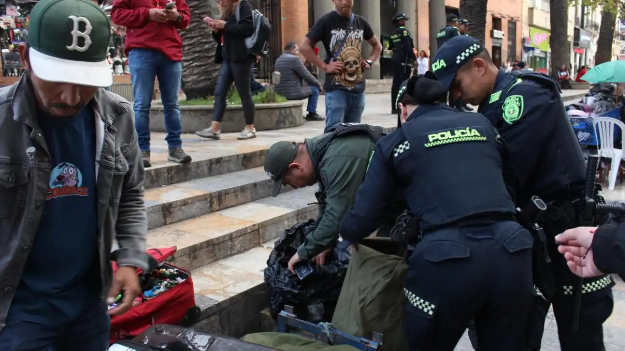 Desmontan venta ilegal de instrumentos quirúrgicos usados y prendas militares en las calles de Bogotá