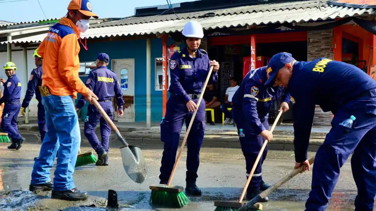 Emergencia por inundaciones en Córdoba: despliegue masivo de maquinaria y carrotanques en Montería