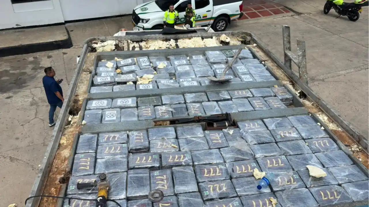Incautan más de 250 kilos de cocaína ocultos en furgón en vías de La Guajira