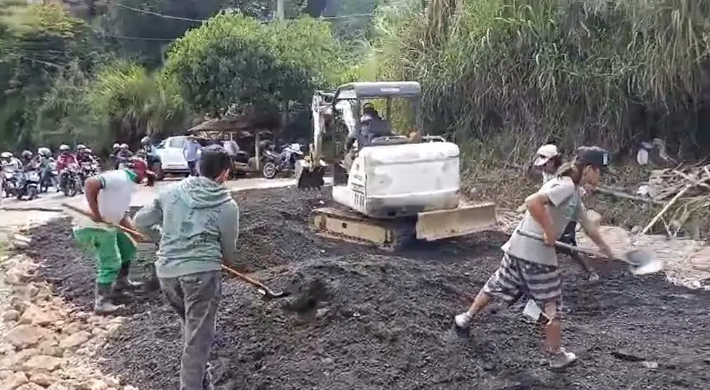 ¡Ejemplo de unión! Transportadores y habitantes de la ruta lechera repararon con sus propias manos la vía a Medellín