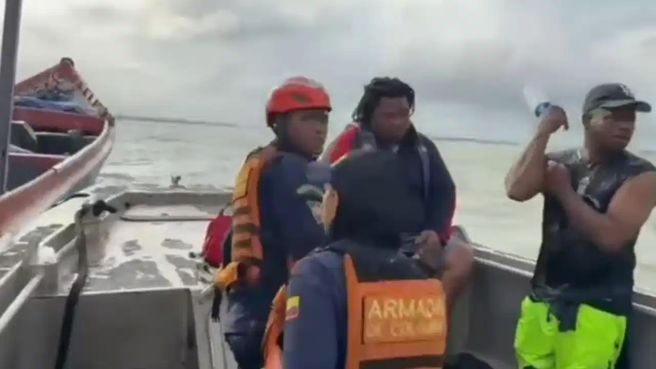 Naufragio en Turbo: rescatan con vida a cuatro personas tras hundimiento de lancha