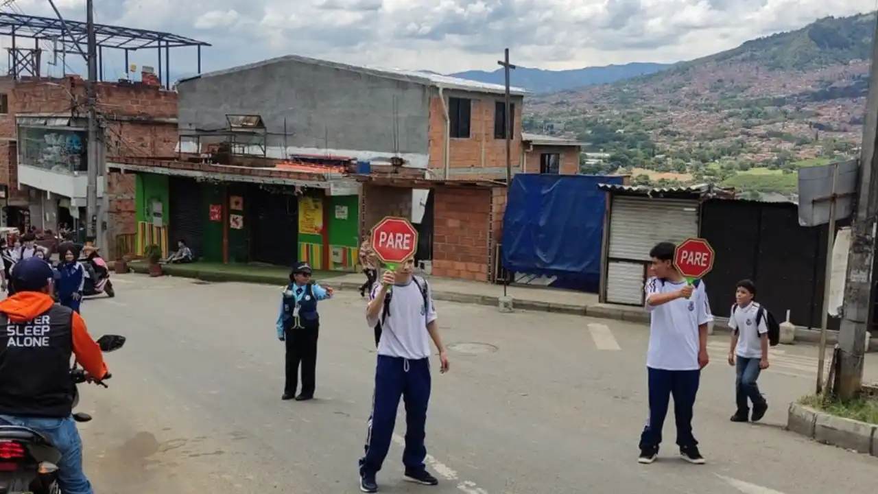 Patrullas escolares de seguridad vial crecen en Bello: casi 500 estudiantes cuidarán a sus compañeros en las calles