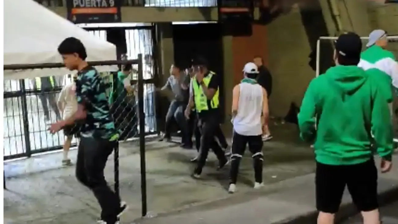 Disturbios en el Estadio de Medellín, tras la eliminación de Nacional a manos de Millonarios por un cupo a la Sudamericana. Captura de video