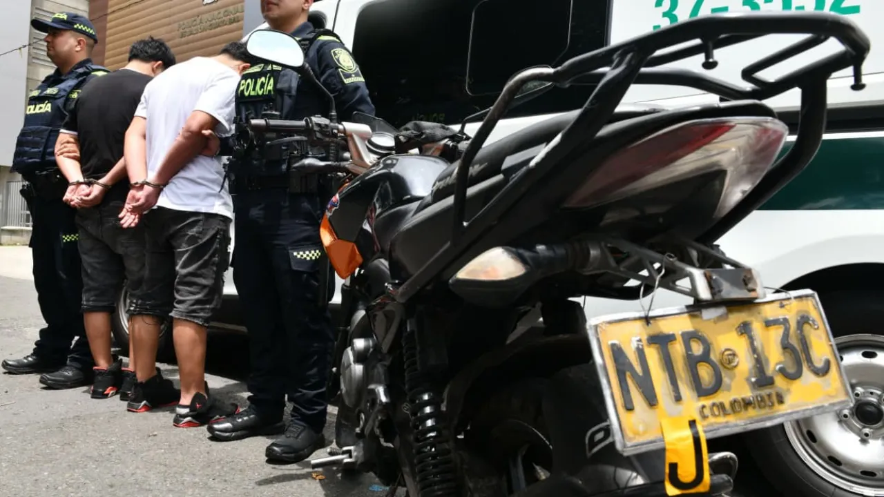 Sujetos fueron capturados en El Poblado tras una persecución: usaban una moto con placa adulterada y portaban un arma