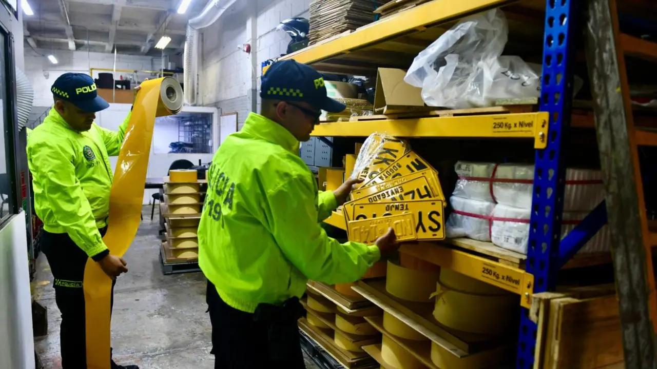 Autoridades allanaron un taller clandestino en Itagüí y hallaron más de 500 placas de vehículos