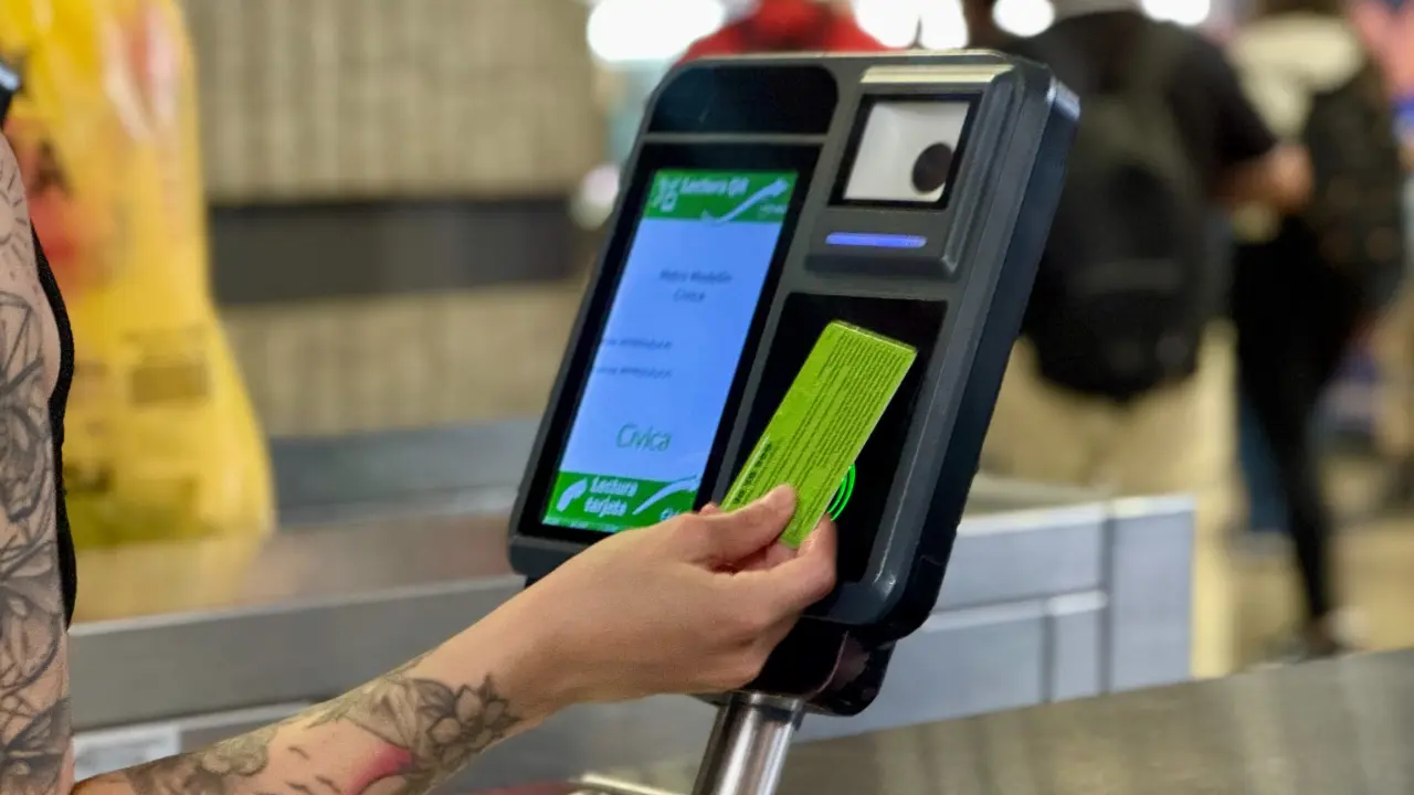 ¡Pasaje asegurado! Recargas del Metro impulsan a miles de estudiantes en Medellín