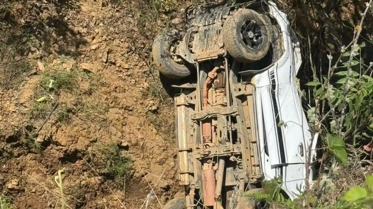 Tragedia en Caicedo: vehículo cayó a abismo de 30 metros y dejó dos muertos