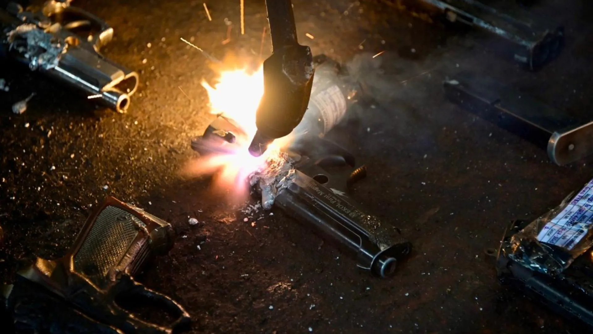 ¡Kennedy, Bosa y Engativá bajo la lupa! Bogotá destruye toneladas de armas incautadas en puntos críticos