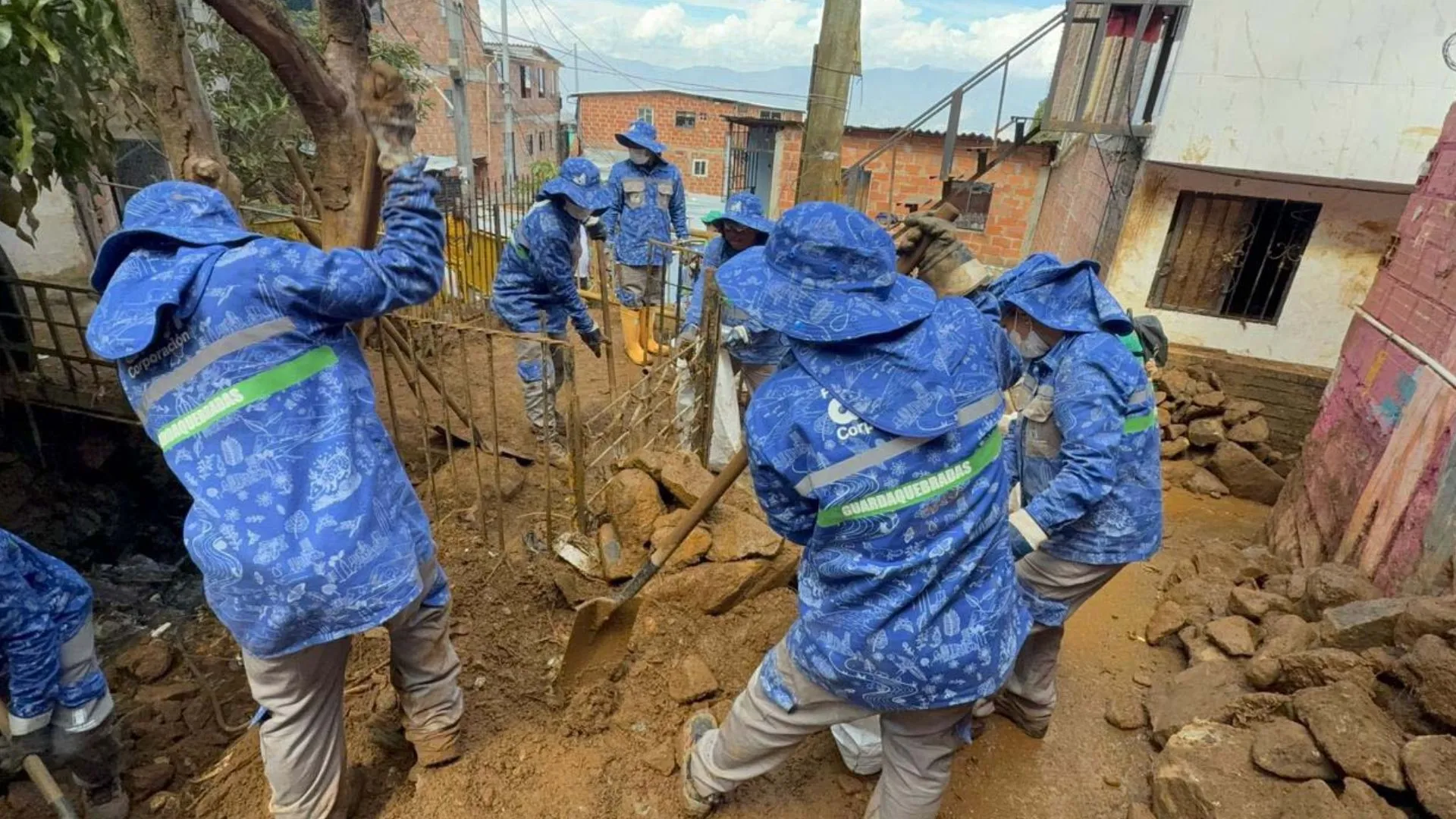 Manrique bajo intervención: avanzan remoción de escombros y evacuaciones preventivas tras lluvias