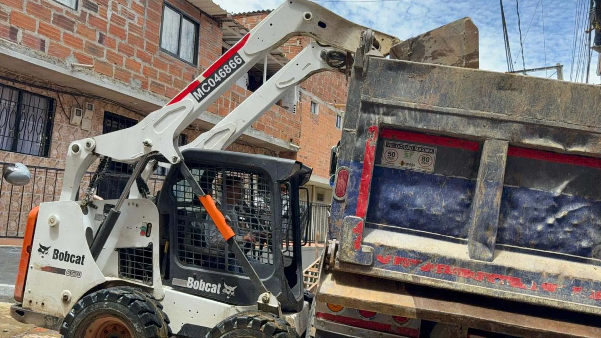 Manrique bajo intervención: avanzan remoción de escombros y evacuaciones preventivas tras lluvias