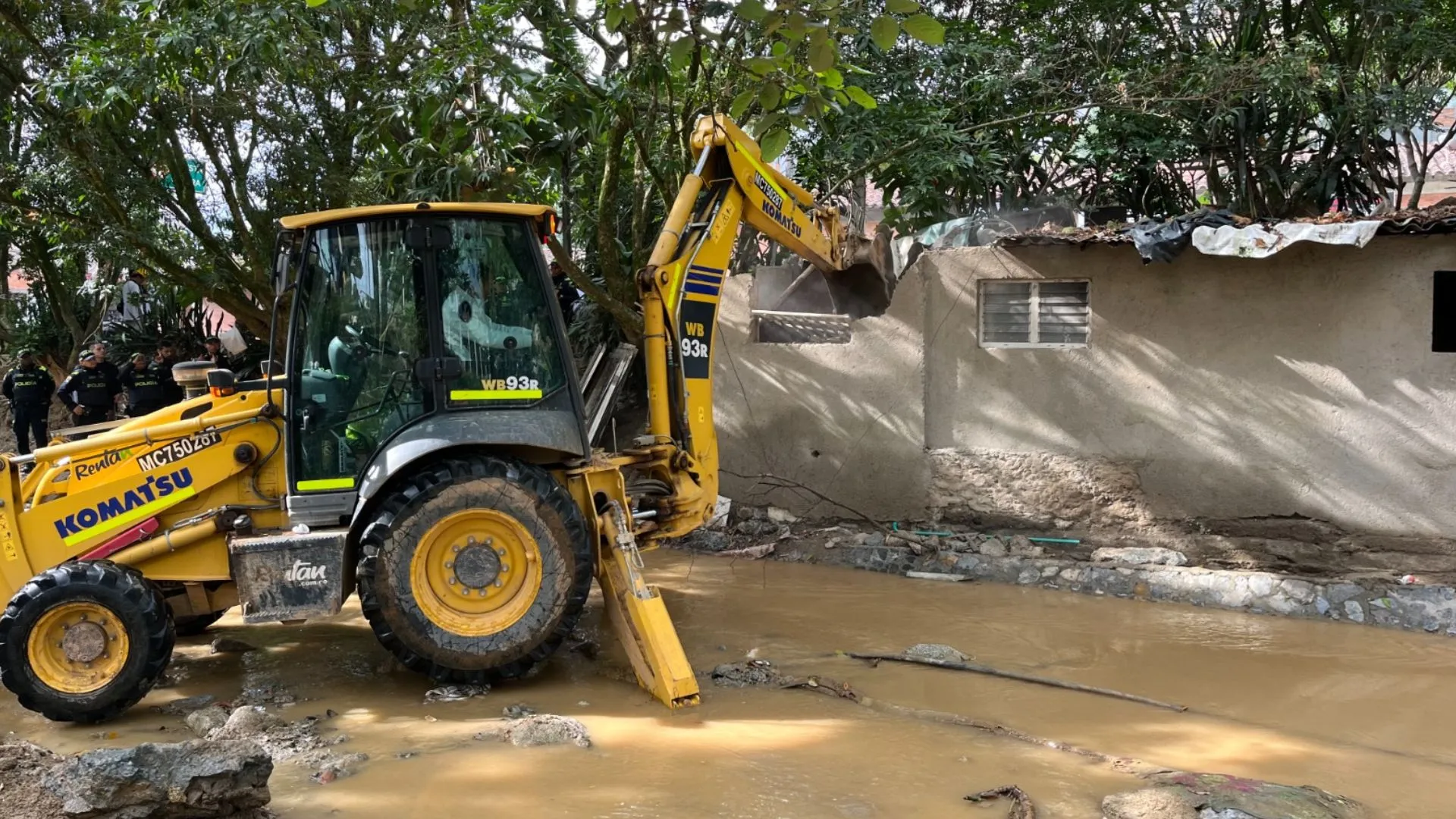 ¡Golpe a la inseguridad en Bello! Demuelen casa que funcionaba como ‘olla’ y centro de materiales ilegales