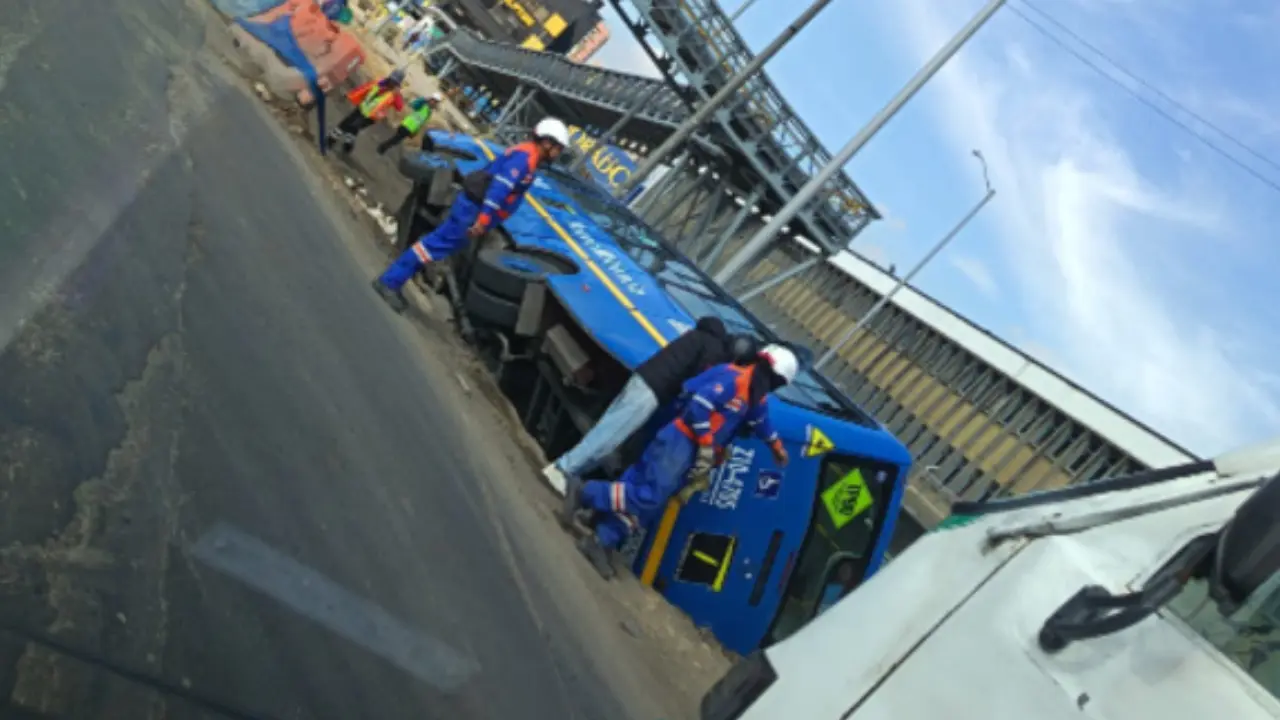 ¡Se fue al abismo! Bus del SITP terminó volcado en plena obra de la 68 con pasajeros a bordo