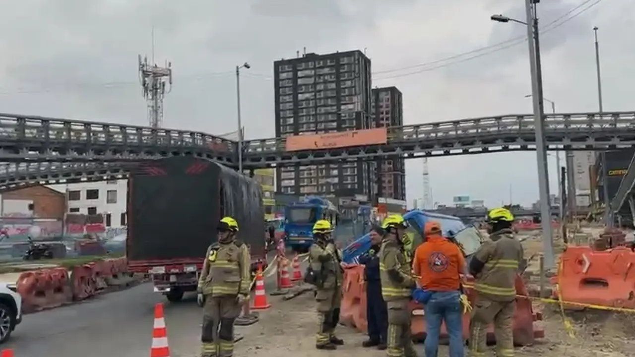¡Se fue al abismo! Bus del SITP terminó volcado en plena obra de la 68 con pasajeros a bordo