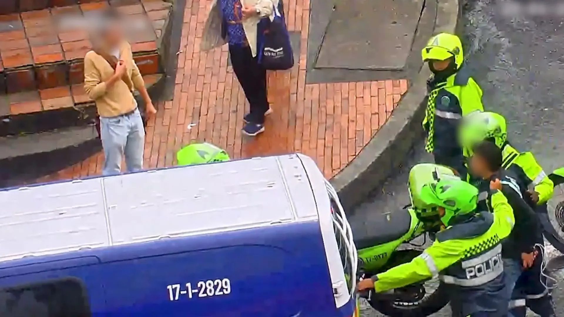 ¡Cayó en plena huida! Capturan a sujeto que intentó atracar a un estudiante en Chapinero