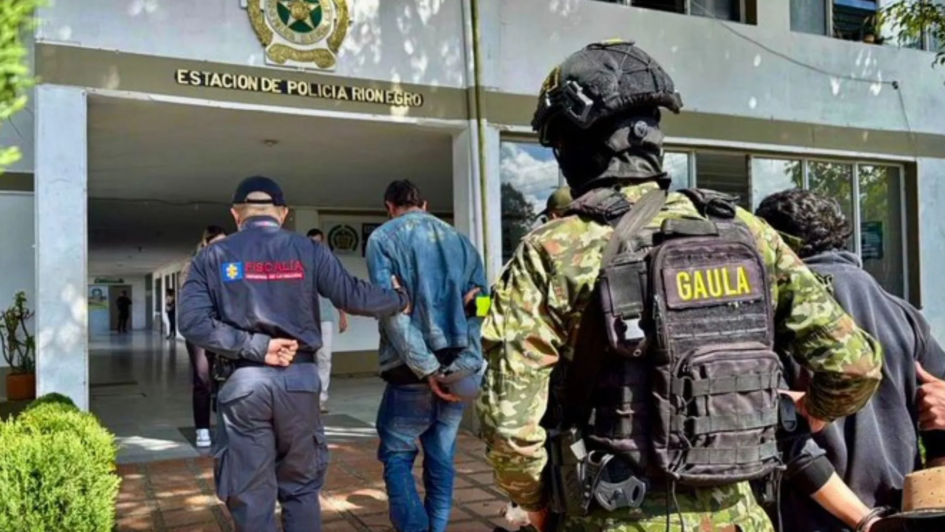 ¡Pa’ la cárcel! Capturan a dos presuntos integrantes del Clan del Golfo en Rionegro con armas y droga