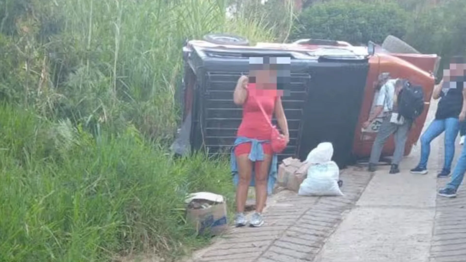 ¡Se salvaron de milagro! Vehículo pierde el control en pendiente y termina volcado en Ciudad Bolívar