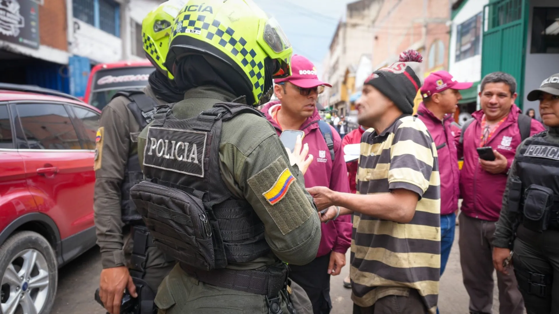 Golpe al microtráfico en Los Mártires: tres capturados con droga de sabores y orden judicial por hurto