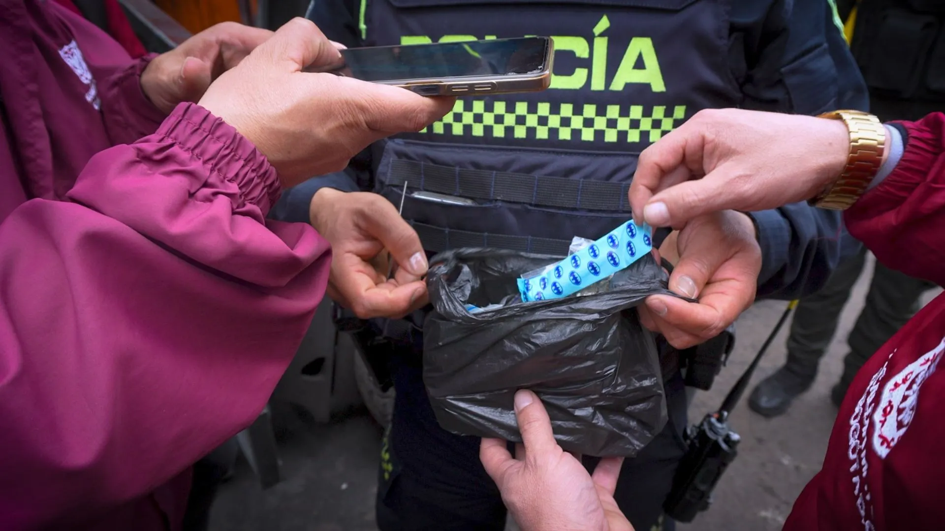 Golpe al microtráfico en Los Mártires: tres capturados con droga de sabores y orden judicial por hurto