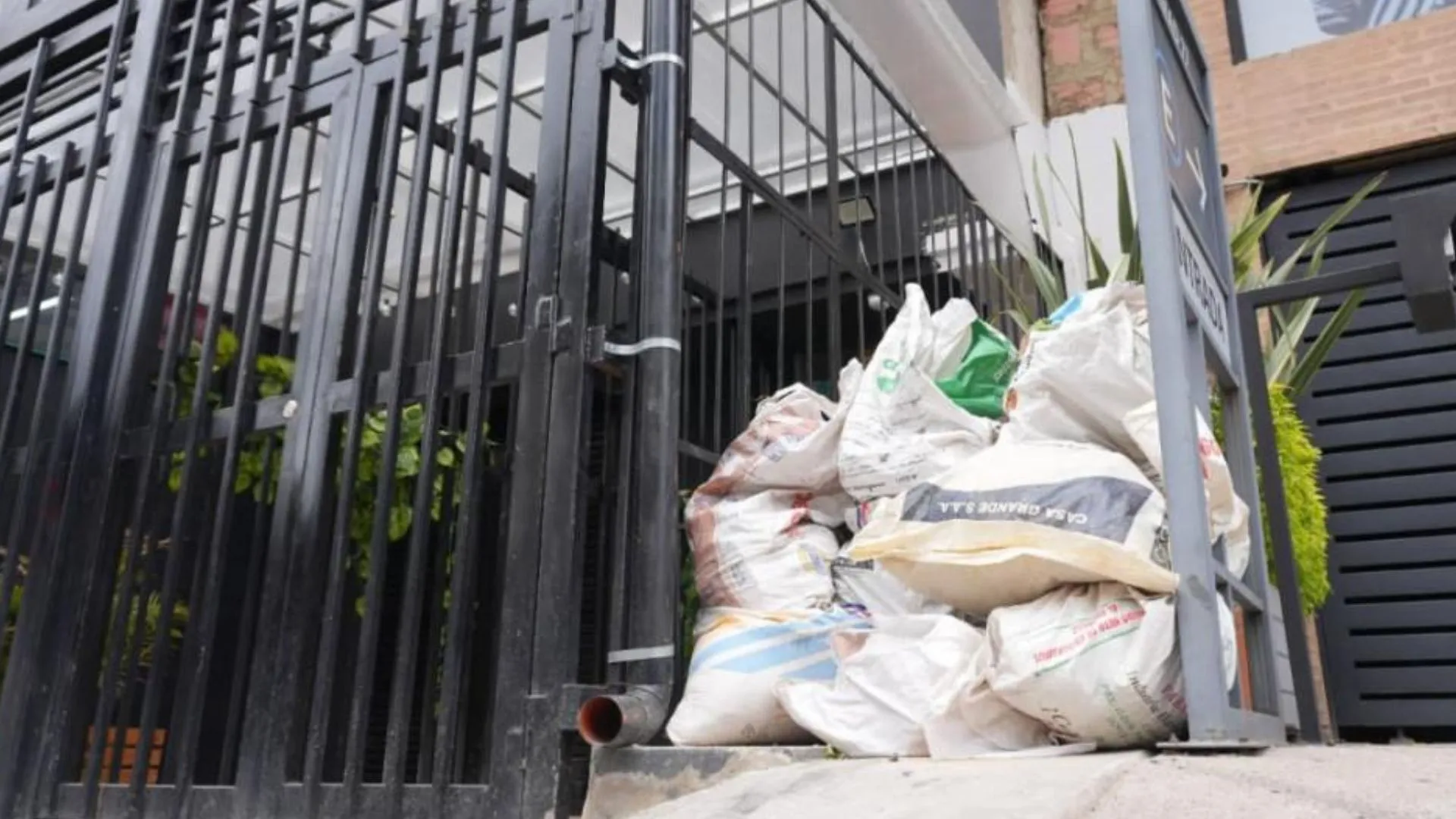 ¡Lo pillaron en la jugada! Intentó botar escombros frente a casas en Chapinero y fue obligado a devolverlos