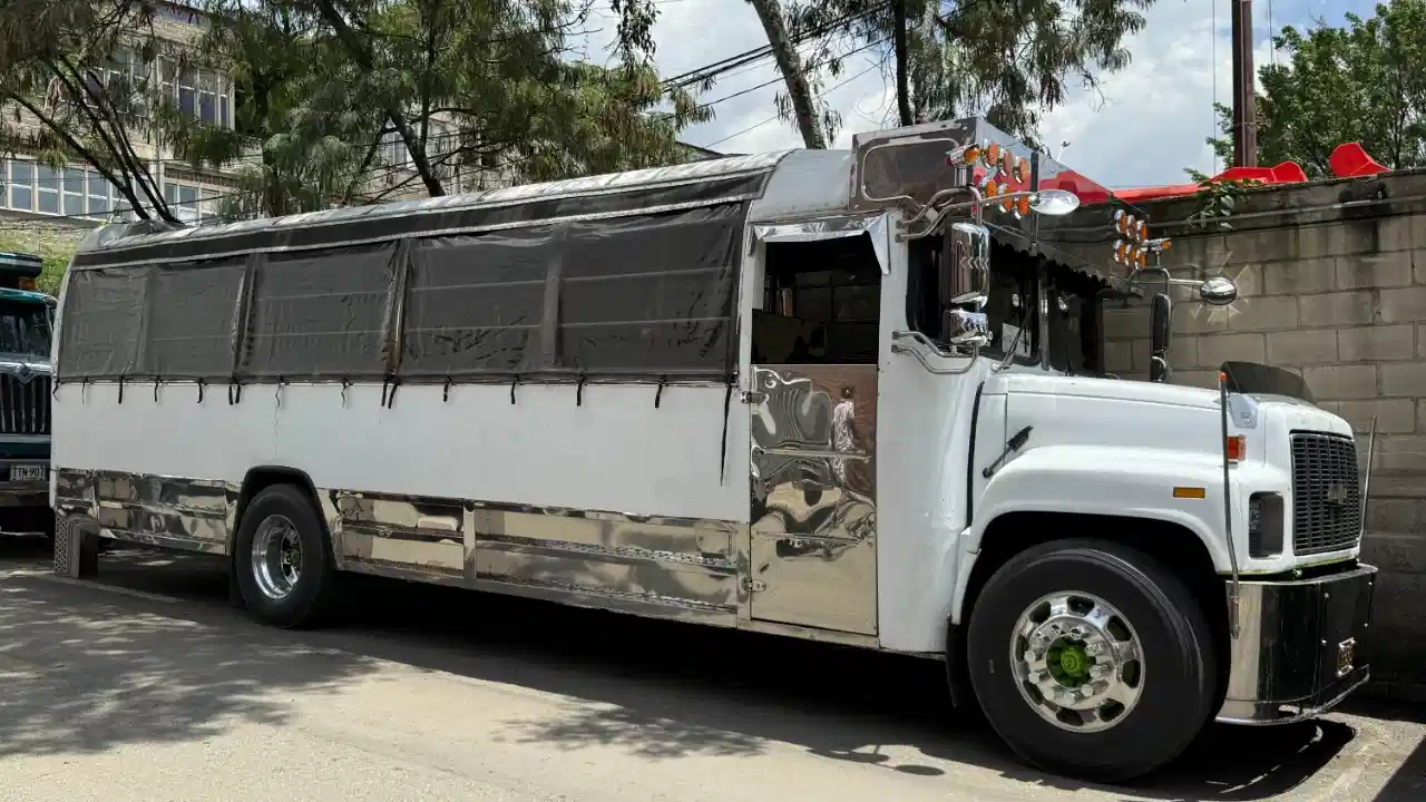 Controles a transporte turístico: Inmovilizan bus parrandero por maniobras peligrosas