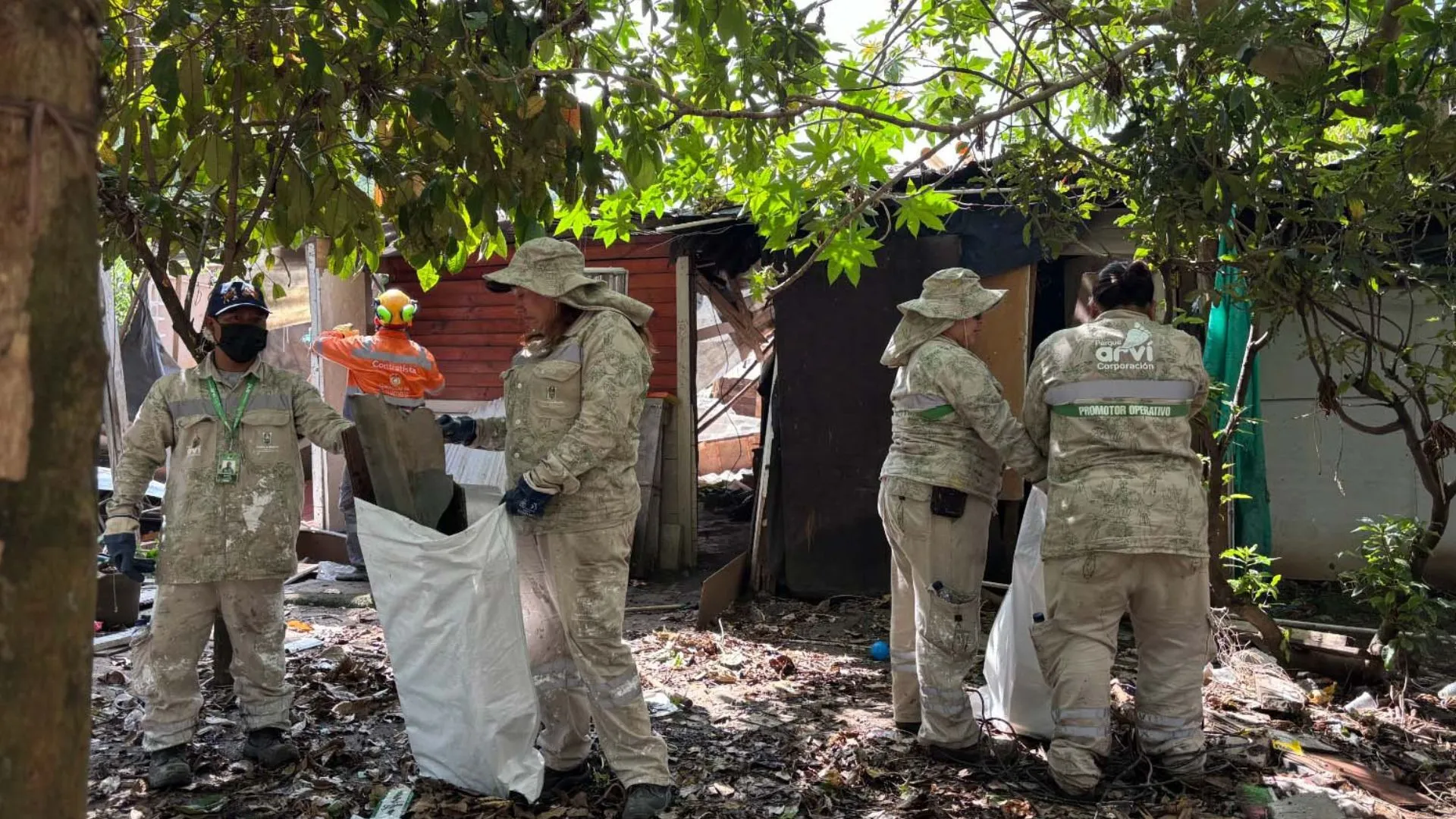 ¡Peligro inminente! Desmantelan estructuras construidas a orillas de la quebrada La Iguaná en Medellín