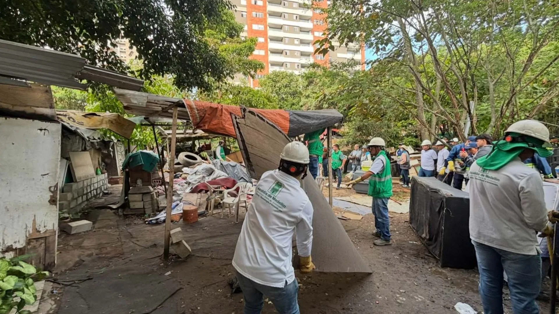 ¡Peligro inminente! Desmantelan estructuras construidas a orillas de la quebrada La Iguaná en Medellín