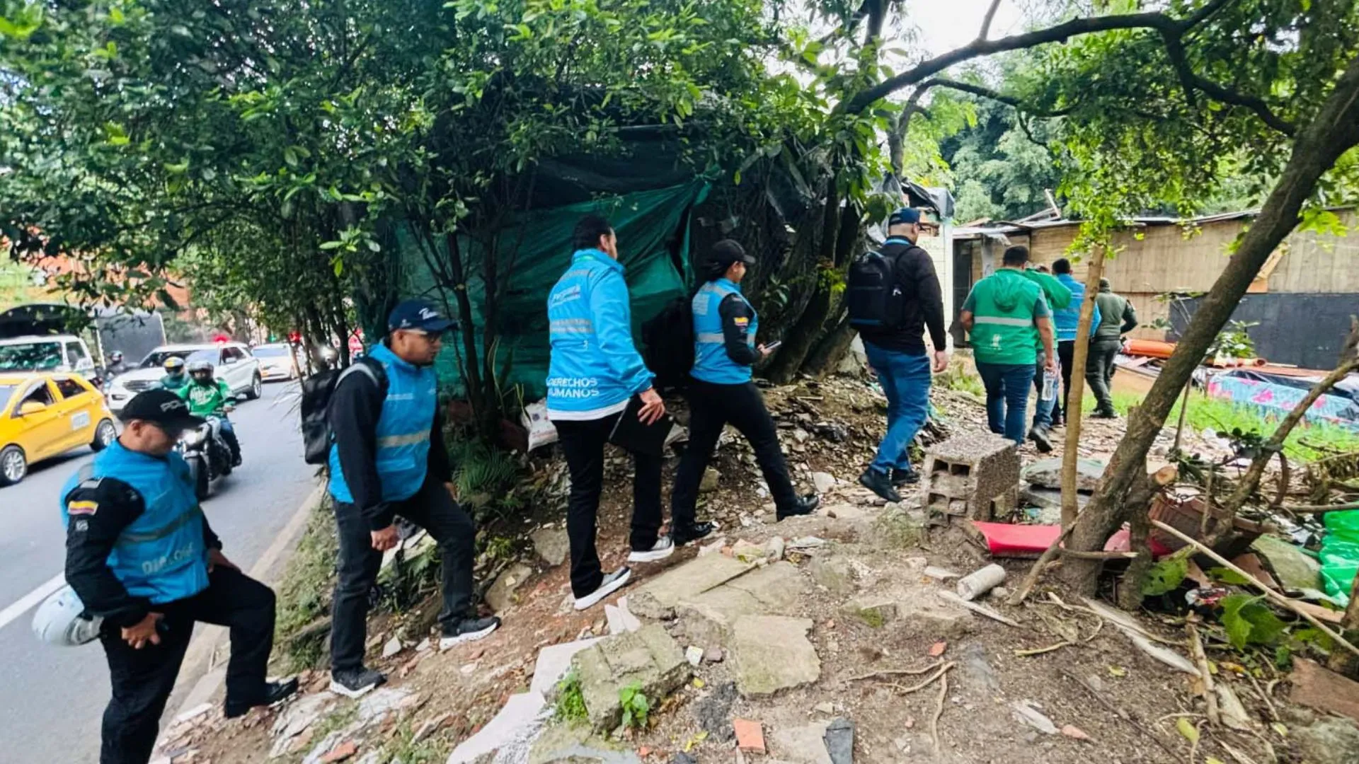 ¡Peligro inminente! Desmontan estructuras levantadas a orillas de la quebrada La Iguaná en Medellín