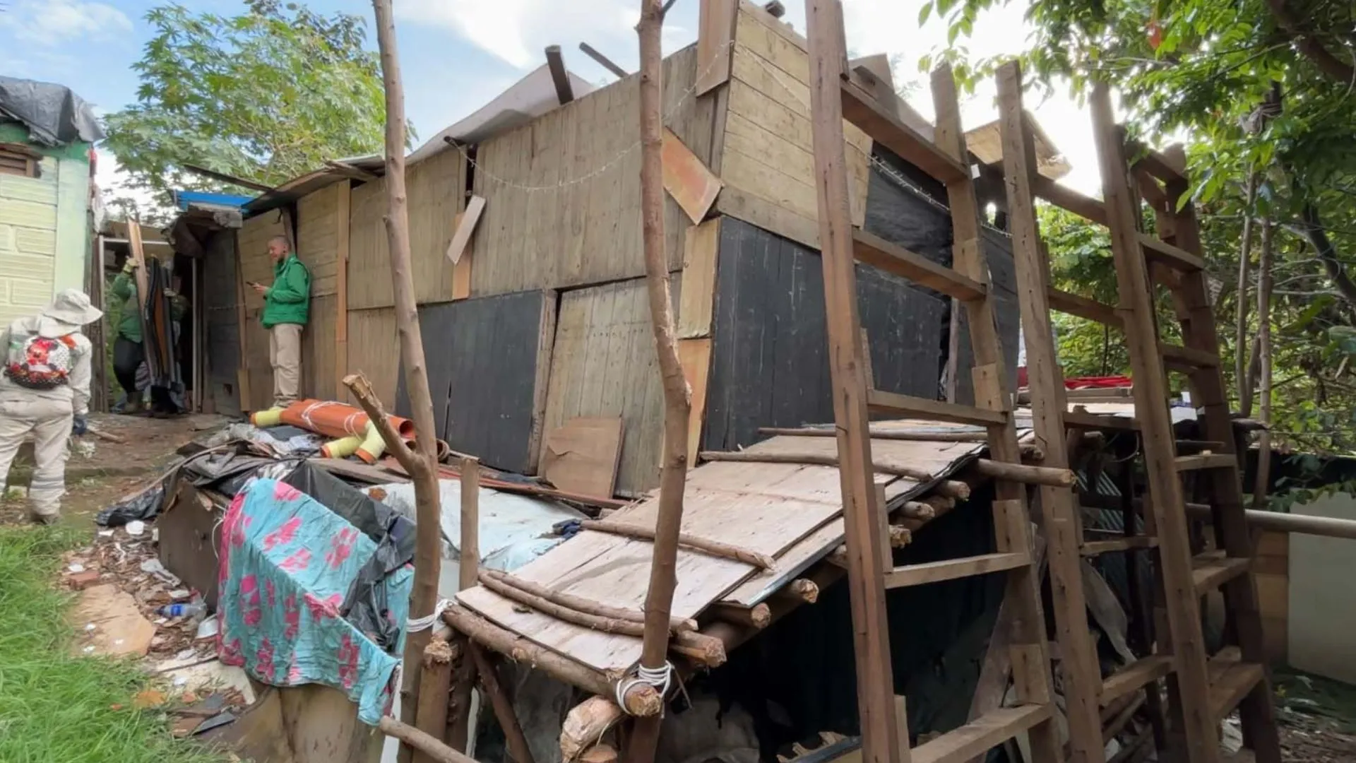 ¡Peligro inminente! Desmontan estructuras levantadas a orillas de la quebrada La Iguaná en Medellín